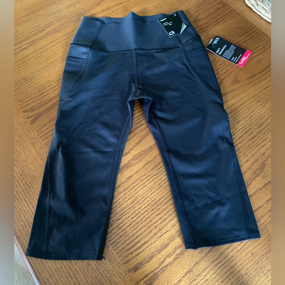 Gap Black Athletic compression Capri Leggings, size small , NWT